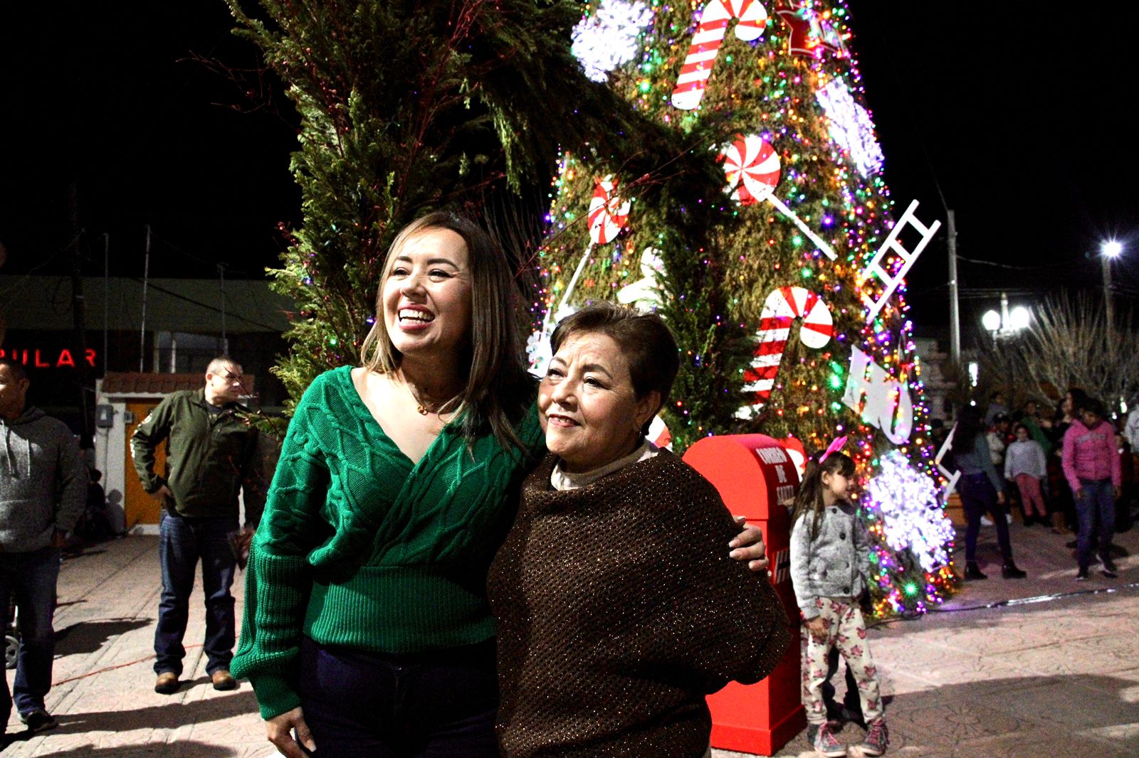 Encabeza Aidé López De Anda encendido del árbol navideño ENCORTO NEWS