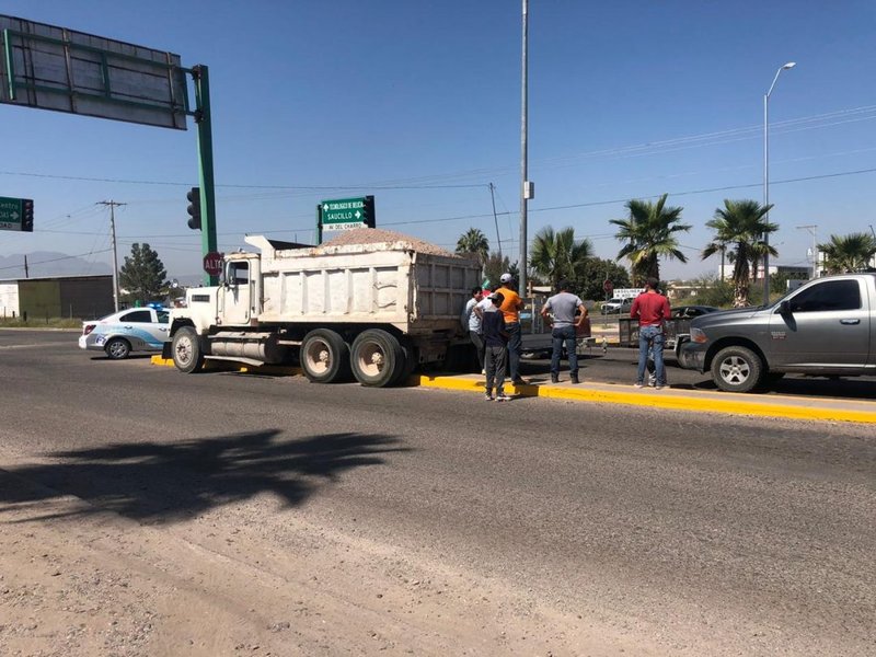 SE QUEDA SIN FRENOS E IMPACTA VEHÍCULOS Y POSTE DE SEÑALAMIENTO ...