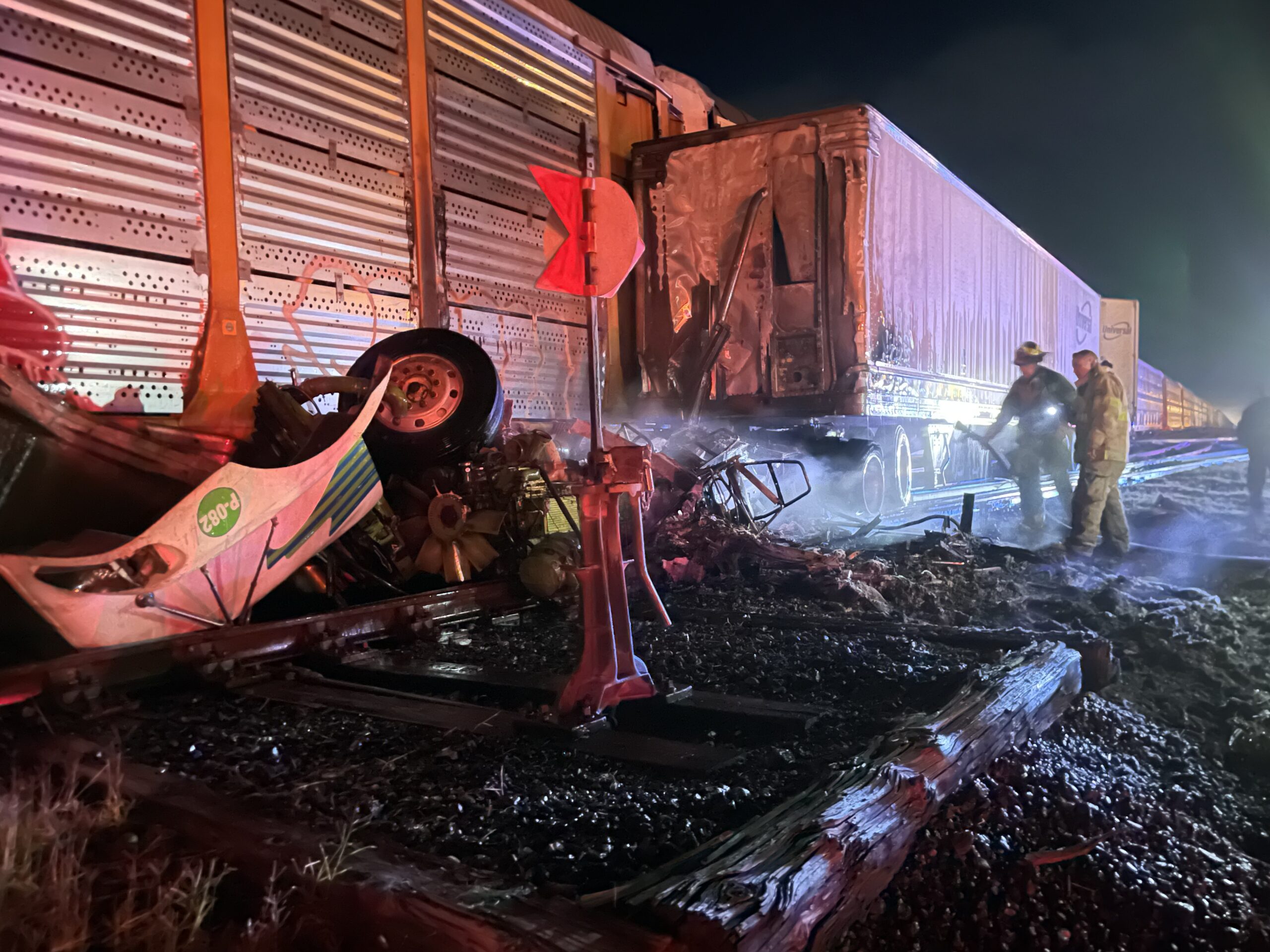 Es Impactado Por El Tren Lo Arrastra Por Varios Metros Y Se Incendia