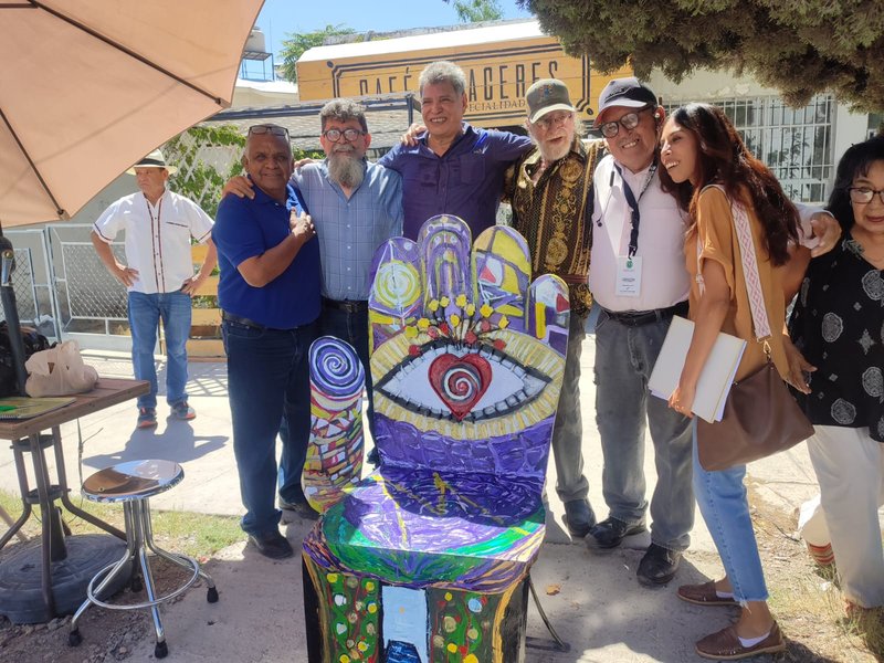 DONA EL ESCRITOR ALFREDO ESPINOSA SILLA A LA CIUDAD ENCORTO NEWS