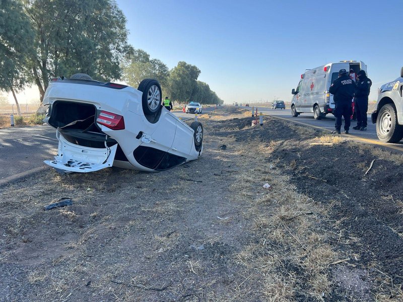 CONDUCTOR PIERDE EL CONTROL Y VUELCA EN CARRETERA FEDERAL - ENCORTO NEWS